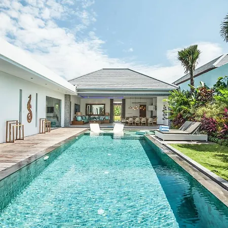 Walk To The Beach From Luxury Designer Villa