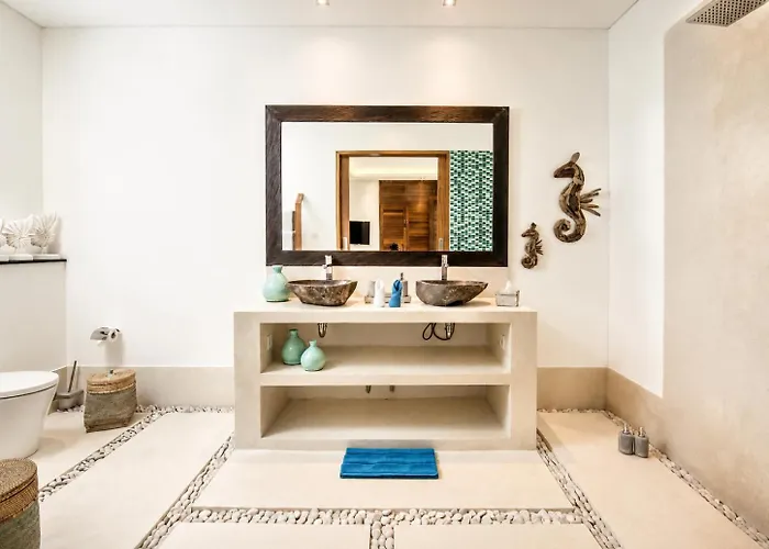 5BR Designer Villa, Walk to Beach, Luxury Leisure Villa *