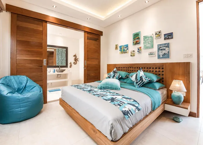 Walk To The Beach From Luxury Designer Villa *