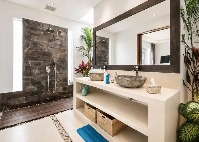 Villa 5BR Designer Villa, Walk to Beach, Luxury Leisure