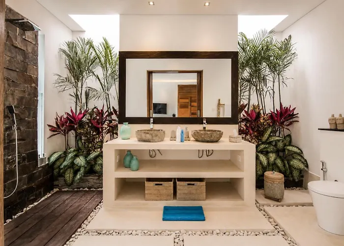 Villa 5BR Designer Villa, Walk to Beach, Luxury Leisure *