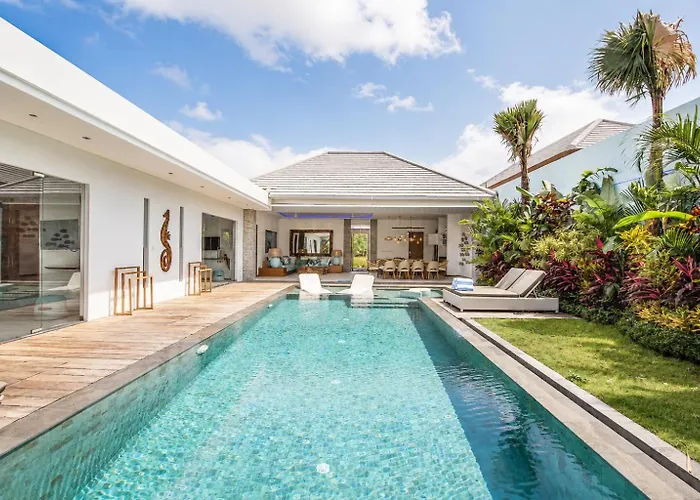 5BR Designer Villa, Walk to Beach, Luxury Leisure Villa Seminyak