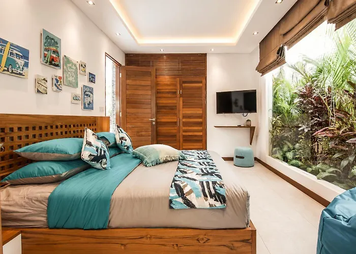 Villa 5BR Designer Villa, Walk to Beach, Luxury Leisure Seminyak