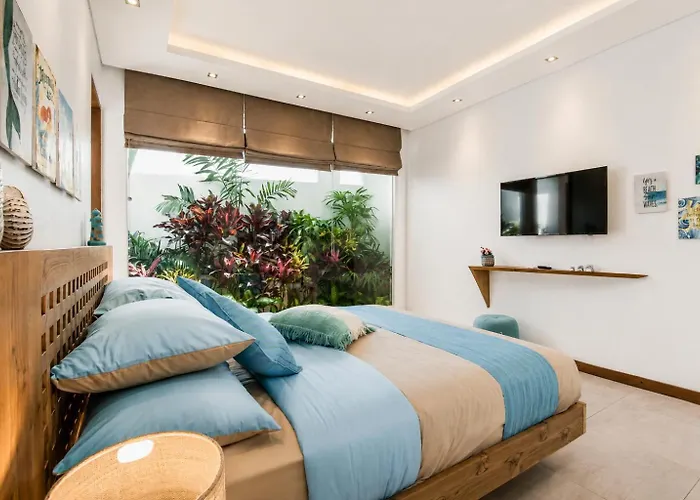 Walk To The Beach From Luxury Designer Villa 别墅