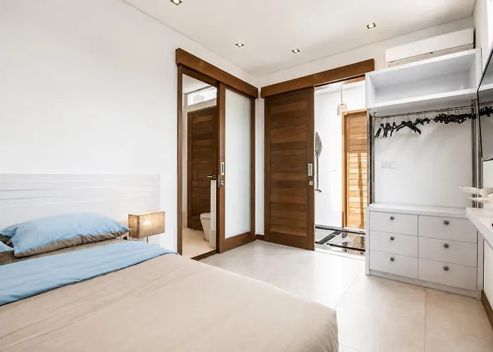 Villa 5BR Designer Villa, Walk to Beach, Luxury Leisure Seminyak