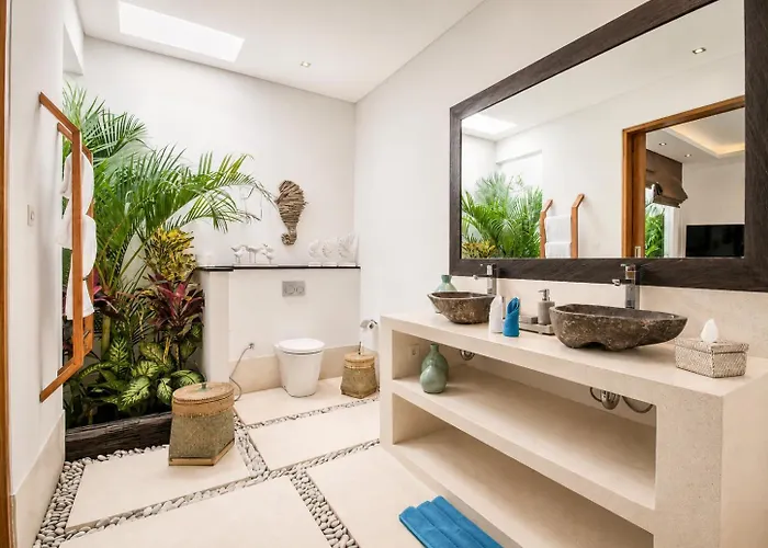 5BR Designer Villa, Walk to Beach, Luxury Leisure