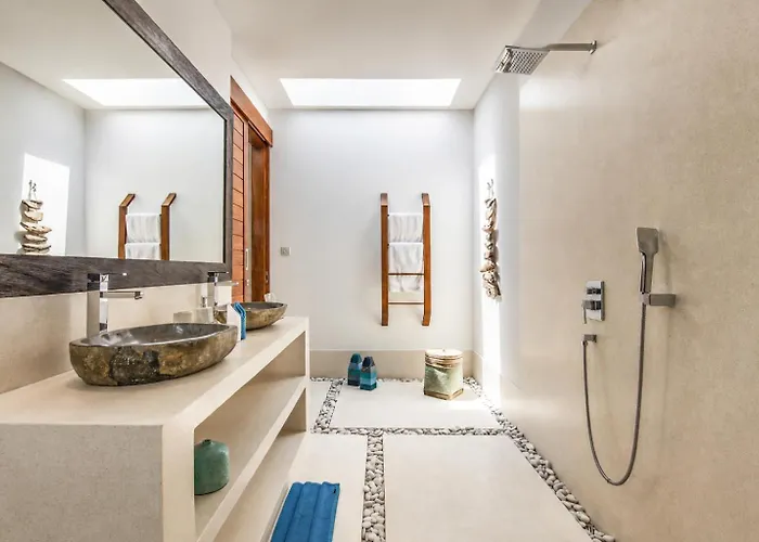 Villa 5BR Designer Villa, Walk to Beach, Luxury Leisure Seminyak
