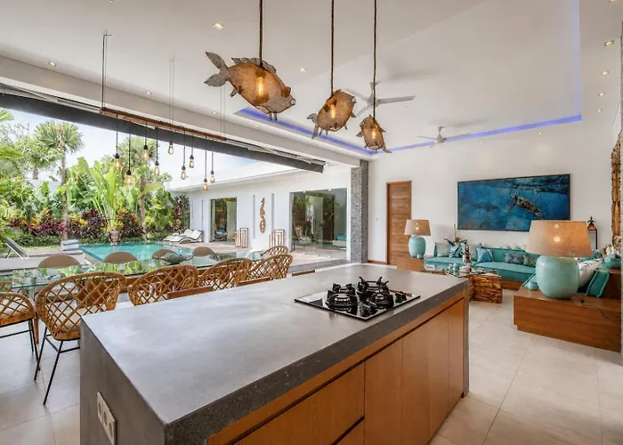Walk To The Beach From Luxury Designer Villa 别墅 塞米亚克