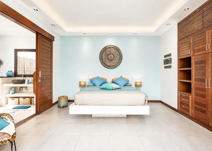 5BR Designer Villa, Walk to Beach, Luxury Leisure * Seminyak