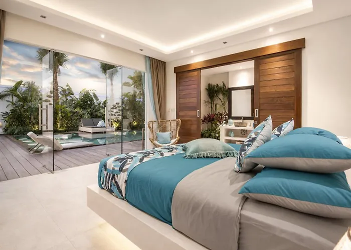 5BR Designer Villa, Walk to Beach, Luxury Leisure