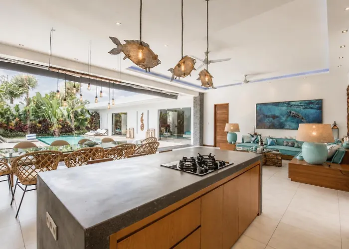 Villa 5BR Designer Villa, Walk to Beach, Luxury Leisure