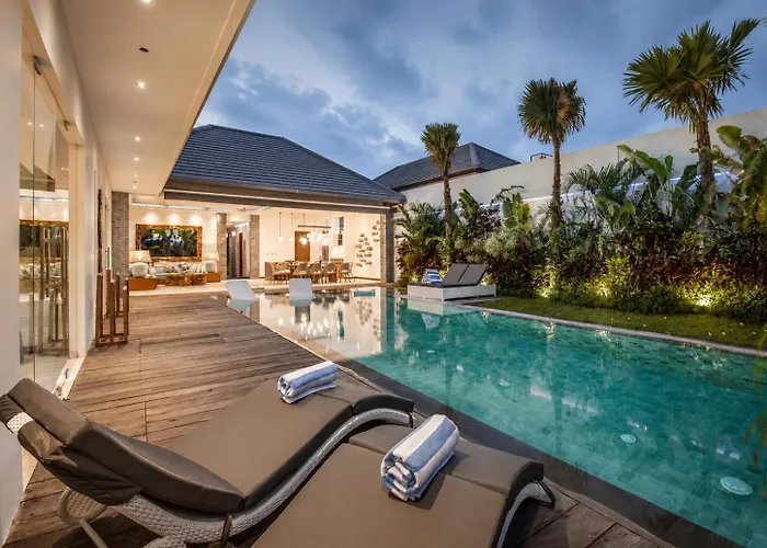 Villa 5BR Designer Villa, Walk to Beach, Luxury Leisure *