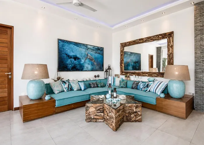 5BR Designer Villa, Walk to Beach, Luxury Leisure